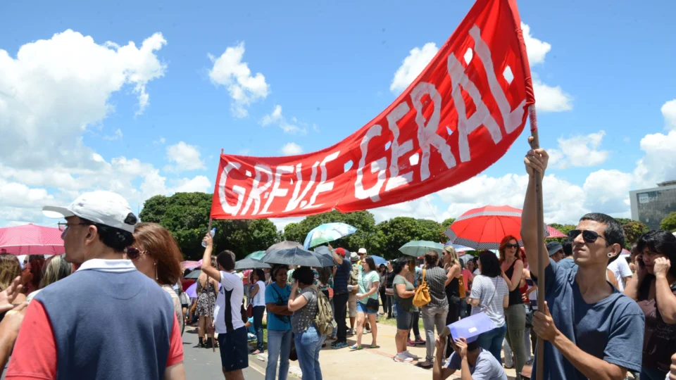 Para cessar greve de professores, governo deve apresentar proposta