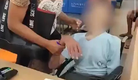 VÍDEO: Mulher leva idoso morto para sacar empréstimo em banco