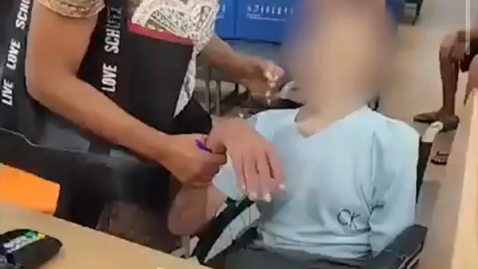 VÍDEO: Mulher leva idoso morto para sacar empréstimo em banco