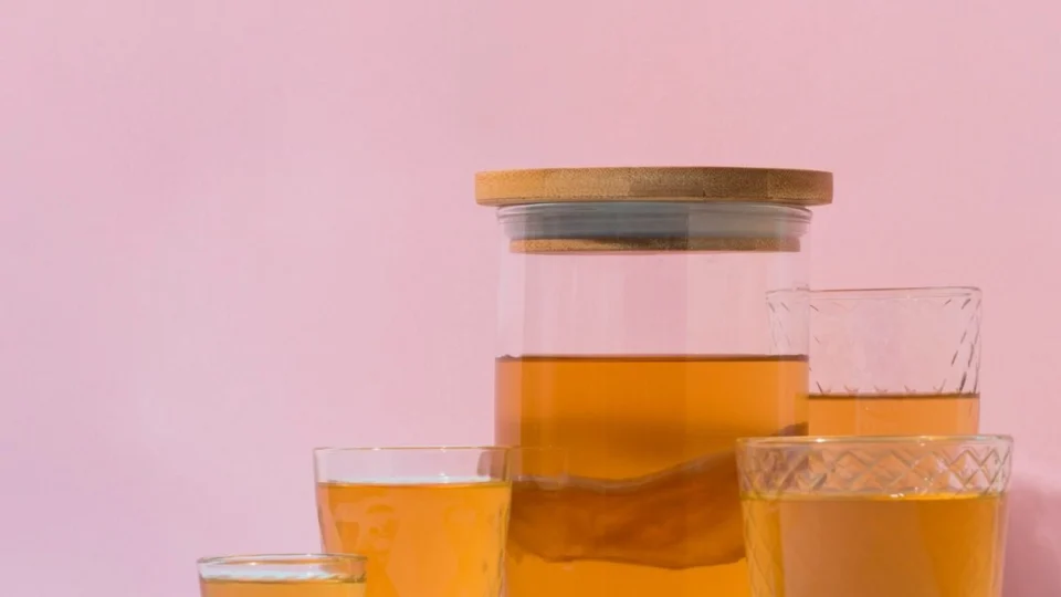 Kombucha pode ajudar a reduzir gordura? Veja benefícios da bebida