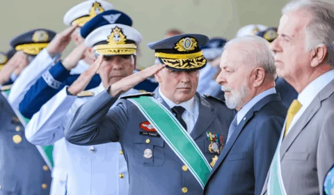 Presidente Lula é vaiado por opositores em evento no Exército