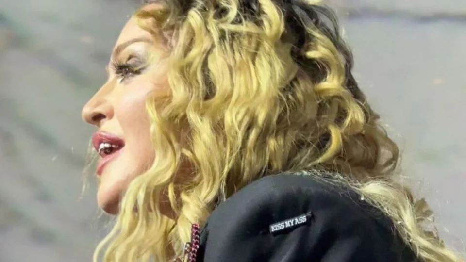 VÍDEO: Madonna pausa show para xingar por motivo inusitado; assista
