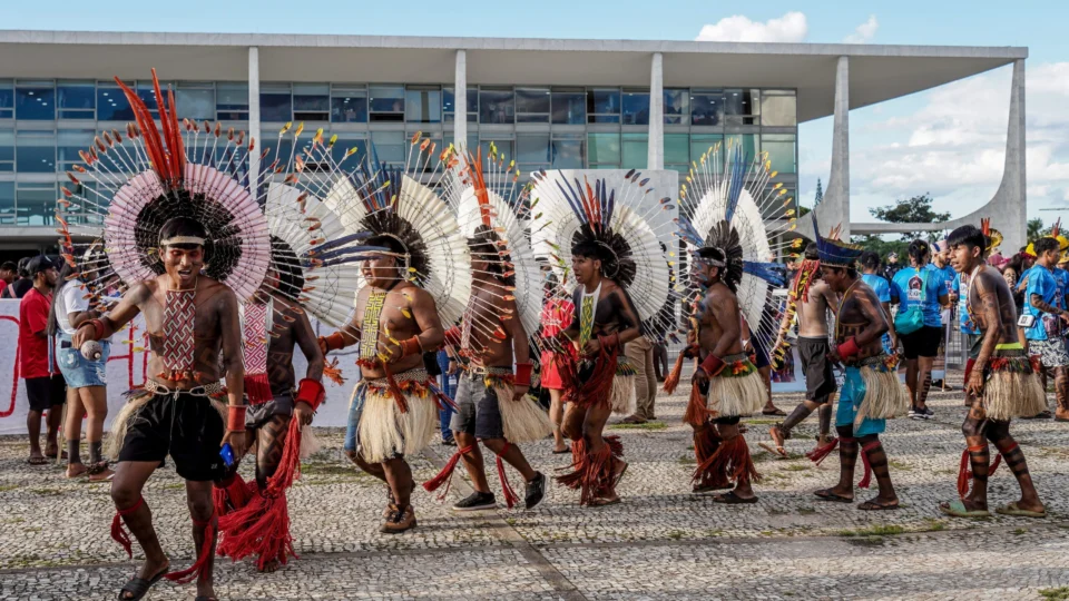 Lula recebe lideranças indígenas no Palácio do Planalto