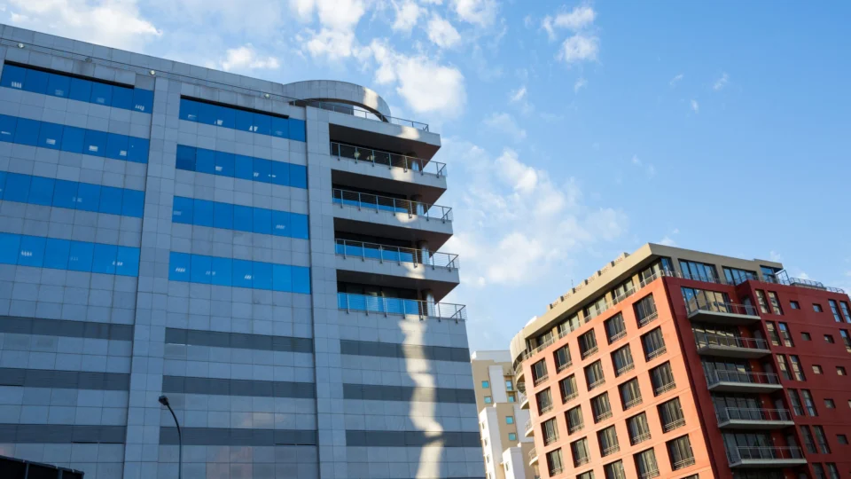 Homem tenta decapitar a própria mulher logo após ela dar à luz