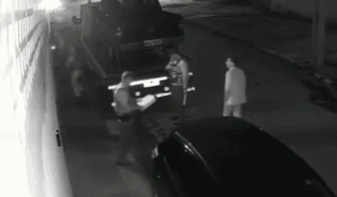 Policial invade casa por engano e saca arma para moradora; veja novas imagens