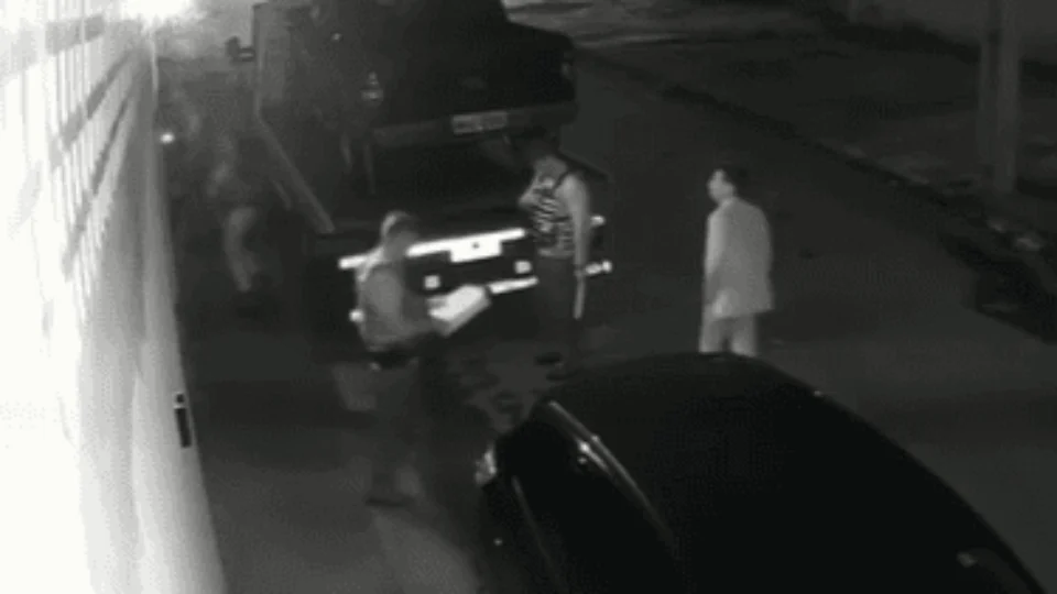 Policial invade casa por engano e saca arma para moradora; veja novas imagens