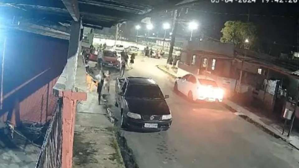 VÍDEO mostra pessoas desesperadas após tentativa de assassinato em Manaus