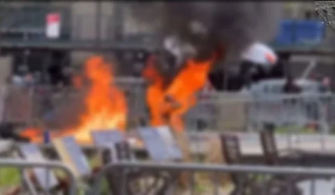 VÍDEO: homem ateia fogo em si durante julgamento de Trump, nos EUA