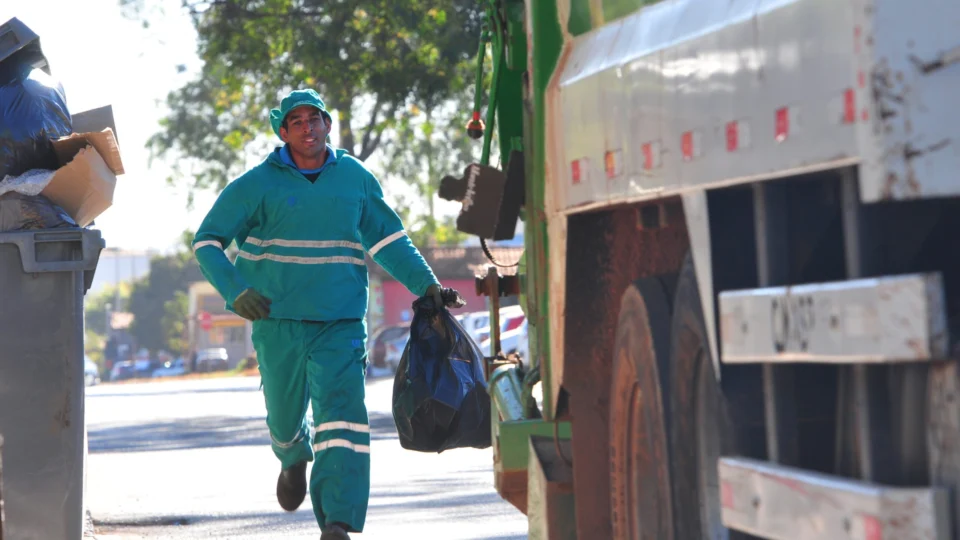 Coleta de lixo suspensa? Saiba mais sobre o dia do Gari