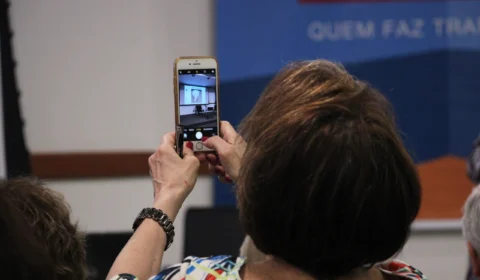 Inclusão: Comissão aprova PL que visa inserir idosos no mundo digital