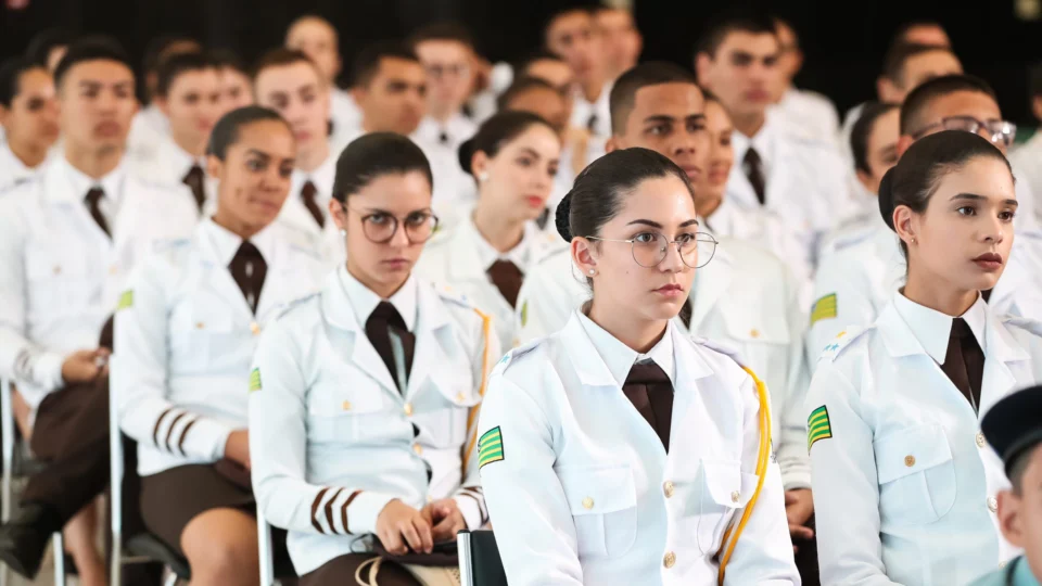 Alesp aprova PL que cria escolas cívico-militares