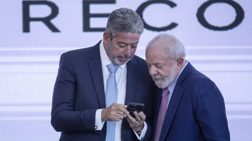 Lula e Arthur Lira se reúnem na Alvorada após suspensão de emendas