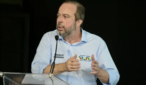 Alexandre Silveira diz que 380 mil unidades estão sem energia no RS