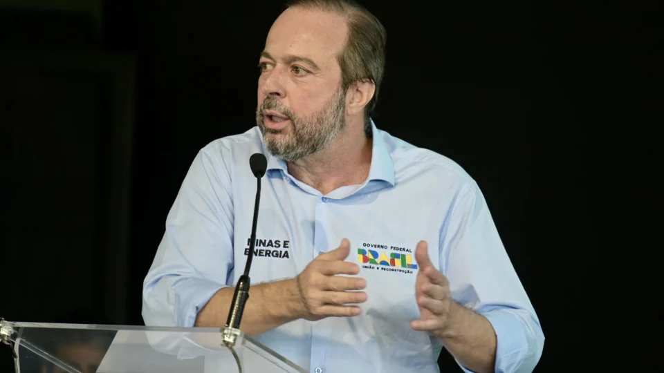 Alexandre Silveira diz que 380 mil unidades estão sem energia no RS