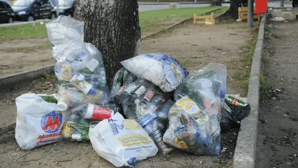 Mutirão: reeducandos recolhem acúmulo de lixo no Plano Piloto