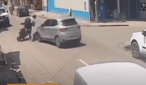 VÍDEO: casal em motocicleta sofre acidente após colidir contra carro em Manaus