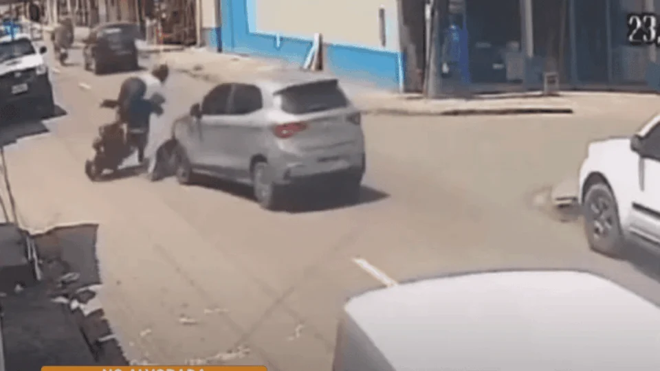 VÍDEO: casal em motocicleta sofre acidente após colidir contra carro em Manaus