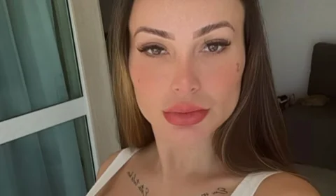 Andressa Urach posa mostrando nova prótese com biquíni de fita