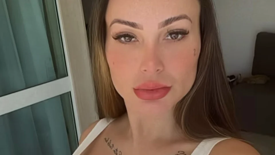 Andressa Urach posa mostrando nova prótese com biquíni de fita