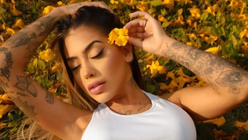 Após período afastada, MC Mirella retorna para site adulto e alcança top 1