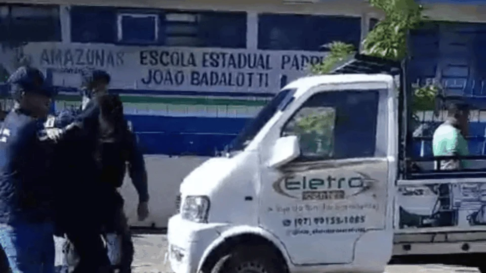 Jovem invade escola no AM e é detido por policiais após ataque