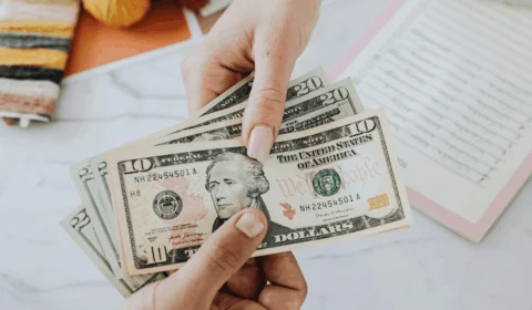 Confira o valor do dólar para real nesta segunda-feira (20)