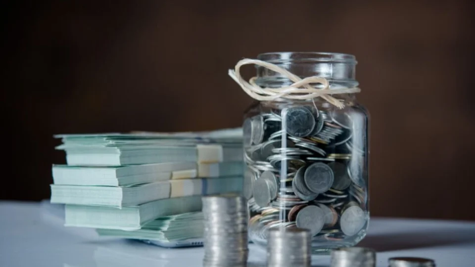 Como se aposentar daqui 15 anos ganhando 5 mil reais por mês?