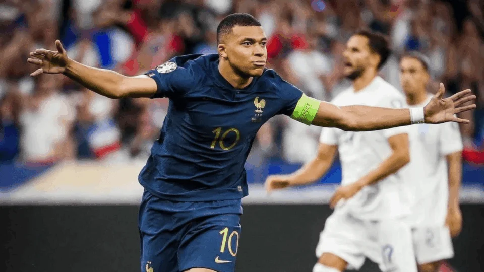 Mbappé anuncia seu futuro no PSG; veja o vídeo