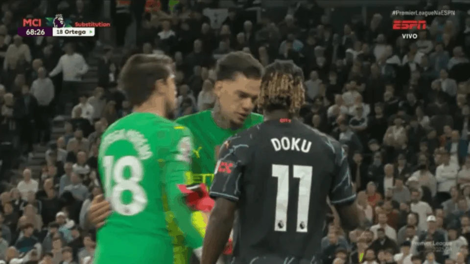 VÍDEO: Ederson se irrita com substituição durante jogo do City