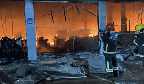 VÍDEO: incêndio de grande proporção atinge supermercado em Manacapuru