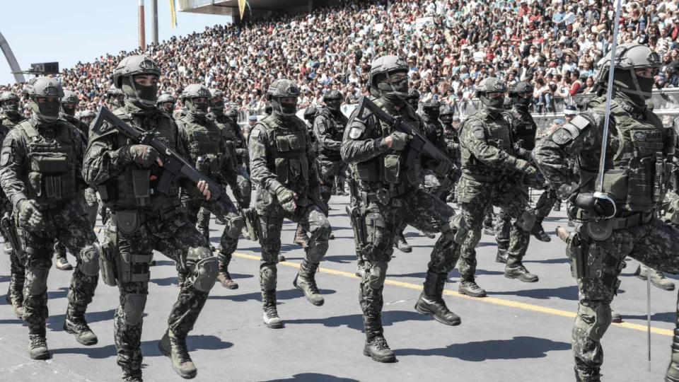 Exército lança editais de concurso com salários de até R$ 8 mil