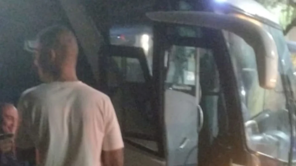 Ladrão morre após tentar assaltar ônibus com 28 PMs no Rio