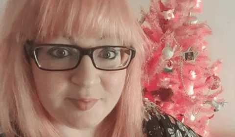 Mulher com ‘pernas de tronco de árvore’ descobre doença rara após bullying