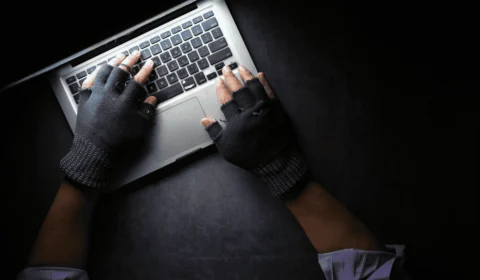 Mulher é presa por stalkear médico e profissional relata pânico