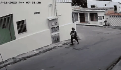 Motociclista preso por mostrar partes íntimas para adolescente é morto em Manaus