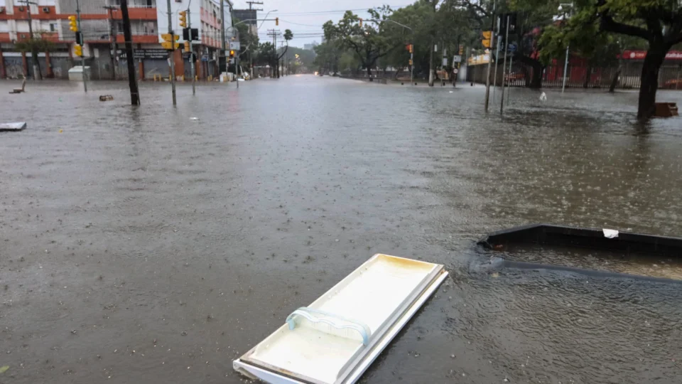 Enchente avança em áreas da Grande Porto Alegre e aulas são suspensas