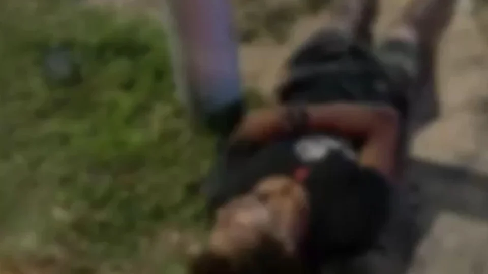 VÍDEO: morador de rua apanha da população após atos obscenos em Manaus