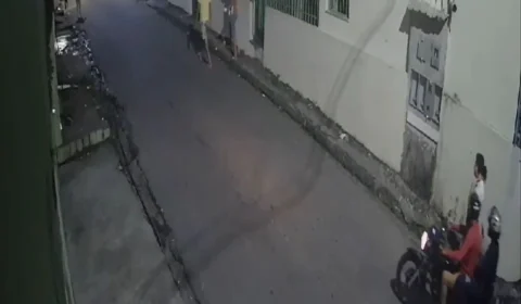 Vídeo: dupla é gravada cometendo assalto na mesma rua em Manaus