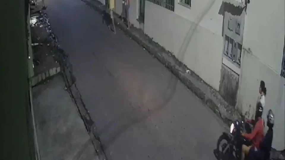 Vídeo: dupla é gravada cometendo assalto na mesma rua em Manaus