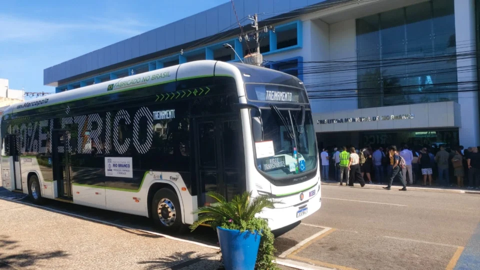 Ônibus elétrico está sendo testado em Rio Branco