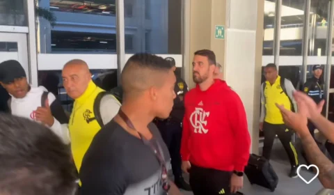 Libertadores: Flamengo desembarca no Rio sob protestos. Assista o video