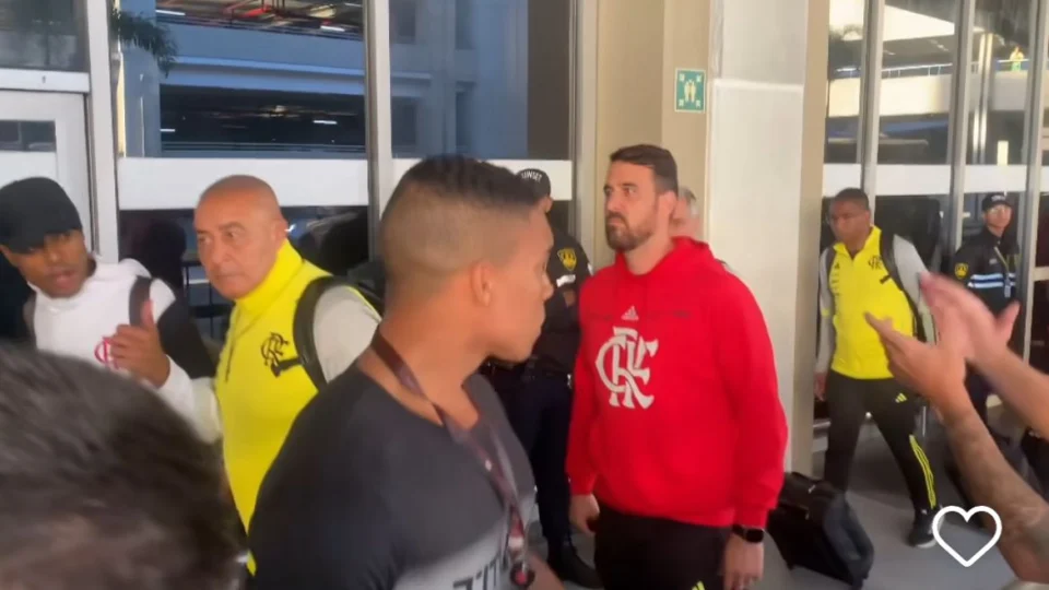 Libertadores: Flamengo desembarca no Rio sob protestos. Assista o video
