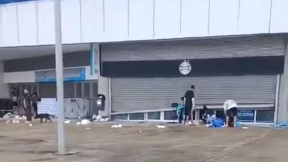 Vídeo mostra Arena do Grêmio sendo saqueada em meio à tragédia no RS
