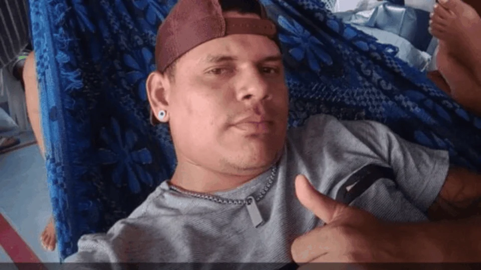 Homem pula de barco em movimento e desaparece no rio Solimões no AM