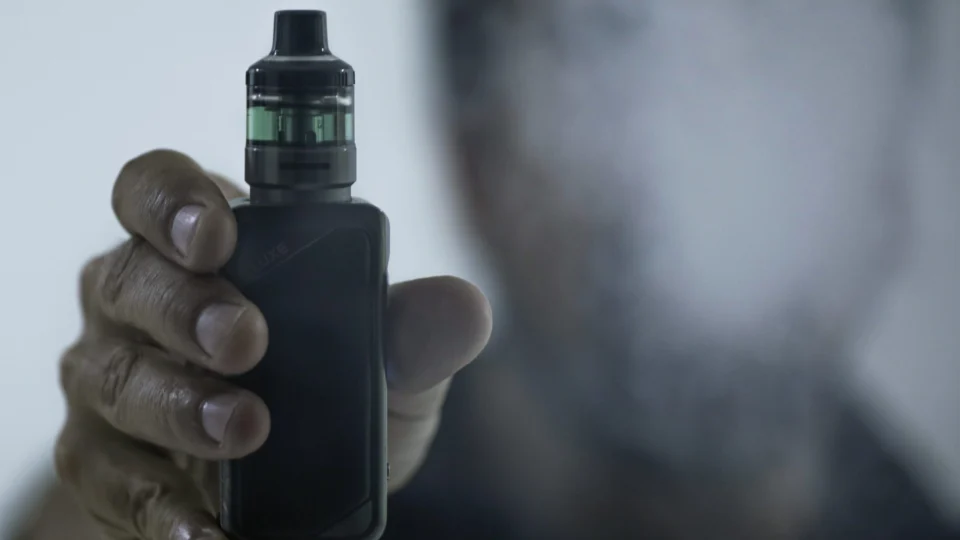 Senado debate regulamentação do cigarro eletrônico