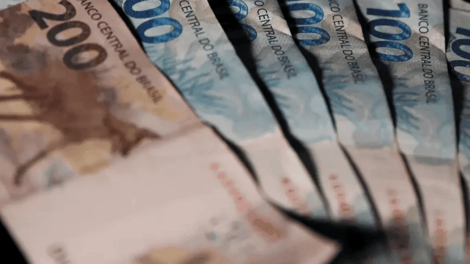 Famílias afetadas por enchentes no RS receberão pix do governo