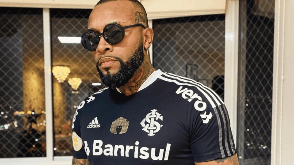 Ex-BBB revolta web ao divulgar fotos de corpos encontrados no RS