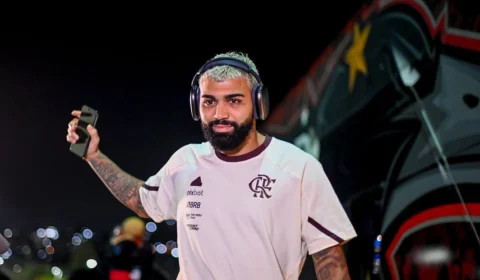 Após negar, Gabigol admite que usou camisa do Corinthians; veja