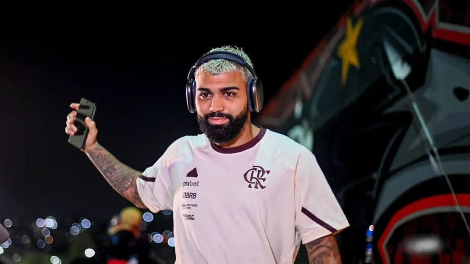 Após negar, Gabigol admite que usou camisa do Corinthians; veja