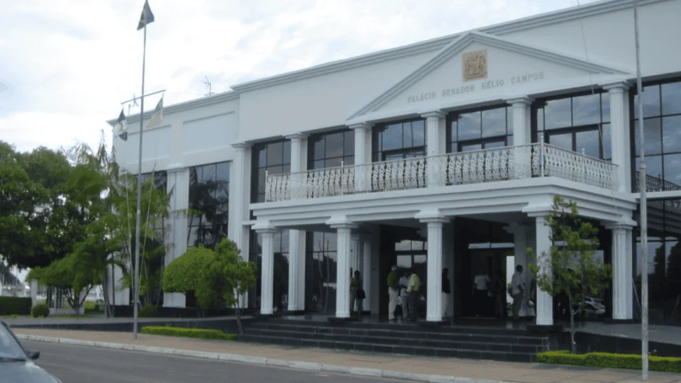 Deputados derrubam vetos de Denarium sobre população sem teto e bibliotecas comunitárias